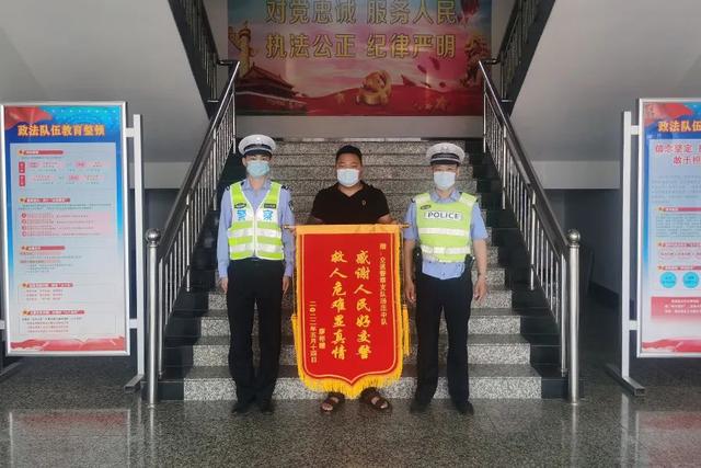 送锦旗现场说什么，优质服务暖人心群众感恩送锦旗（这面锦旗上的话亮了）