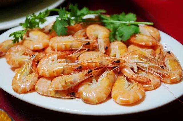 白煮虾要煮多久，白灼虾一般水煮几分钟（大虾煮多久最好吃）