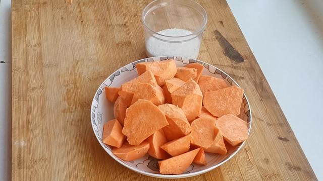 拔丝红薯怎么做又简单又好吃，拔丝红薯看着简单