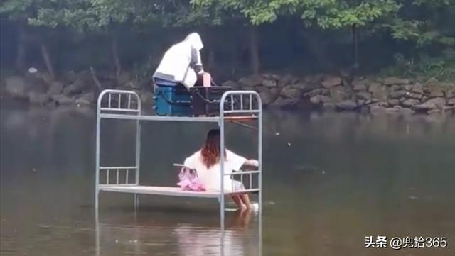 垂钓玩出新花样，垂钓鱼技巧（四川一大爷垂钓玩出了新花样）