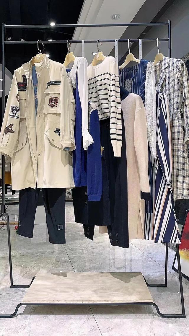 衣香丽影连衣裙，衣香丽影2022春款衬衫裙（女装品牌风衣外套桑蚕丝连衣裙上衣裤裙穿搭）