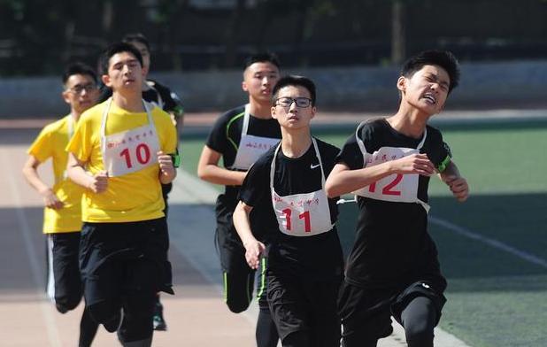 新手怎么练习跑步姿势，体育老师秘籍之