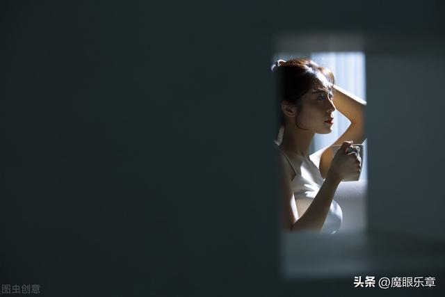 东方卫视主持人翻车事件详情，东方卫视被曝直播事故