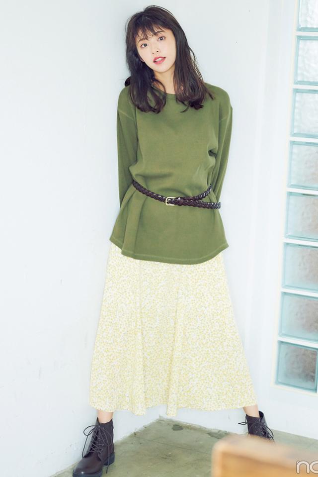 卫衣半裙早秋混搭时髦有女人味，卫衣＋半裙＝时髦又有女人味的早秋穿搭