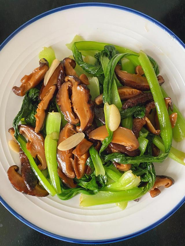 香菇炒青菜的做法，青菜和香菇一起炒的做法（香菇炒青菜的家常做法）