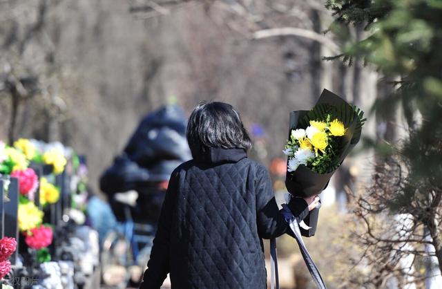 亲人去世后遗像要放哪里，父母去世后遗像长期放家里合适吗