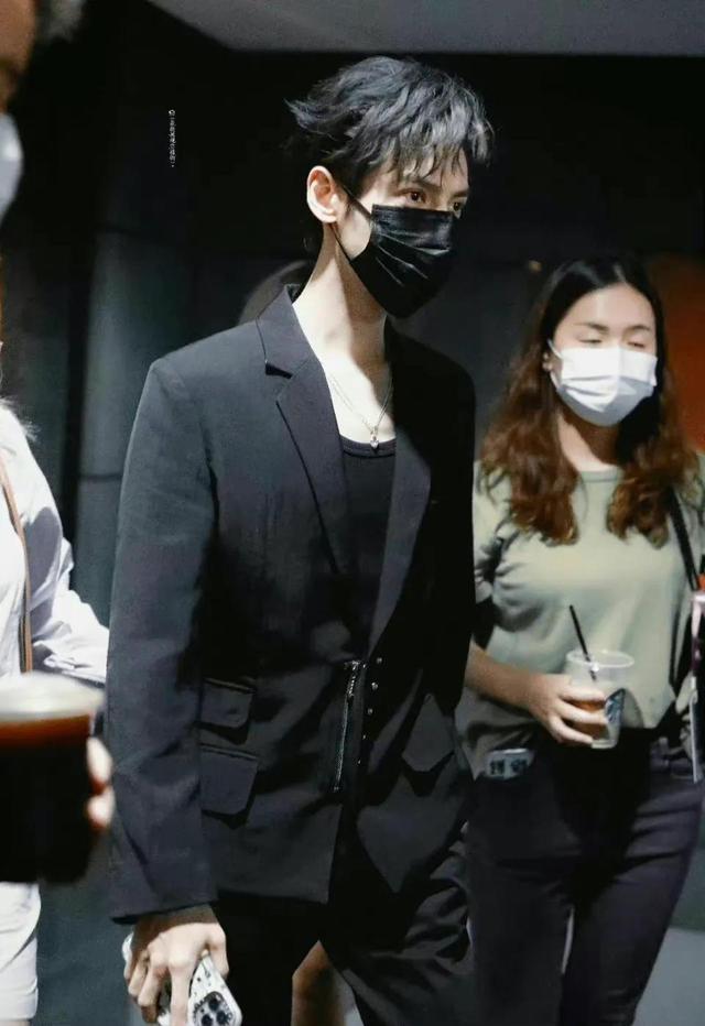 罗云熙同款西装短裤，罗云熙穿格子西装