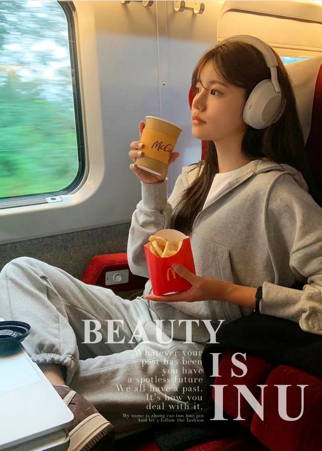 秋冬长款卫衣怎么搭配好看，长款卫衣下面别配小脚裤