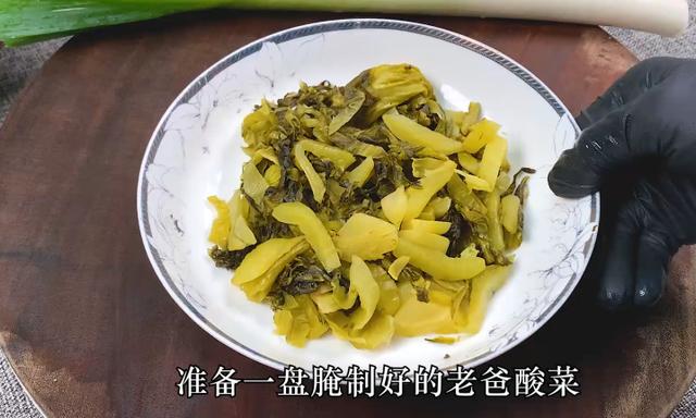 酸菜肥肠的做法，酸菜焖肥肠做法