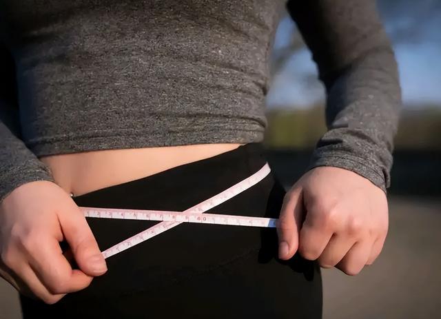 女性标准身高体重对照表2022，符合标准就行并不是越瘦越好