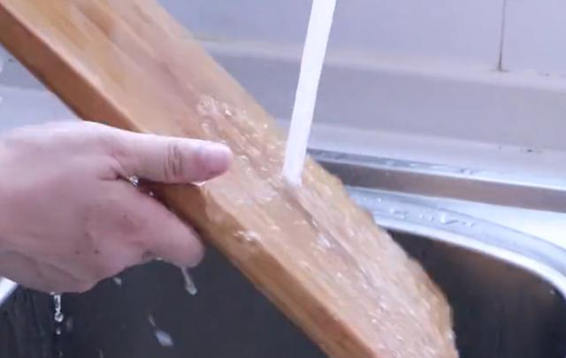 怎样快速清除菜板上的霉斑，污渍霉斑一擦就掉