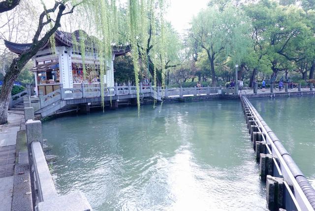 杭州西湖之白堤，“白堤”名出白居易