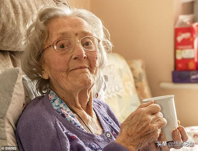 英国的一个男子花四年挖地建豪宅，106岁的英国老太太