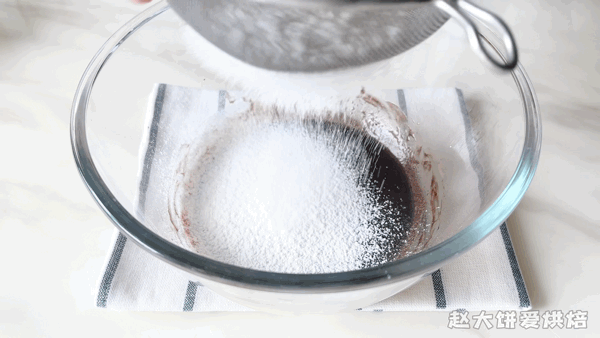 制作最简单的蛋糕爆浆蛋糕，杯子蛋糕里加点料就成了爆浆蛋糕