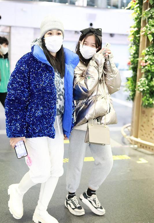  钟丽缇年轻时穿校服，大龄女明星的校服装扮