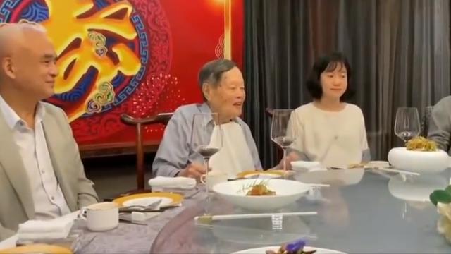 95岁的杨振宁婚姻近况，和小54岁妻子翁帆的爱情让人羡慕