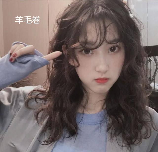 羊毛卷怎么打理，羊毛卷怎么卷好看又显年轻