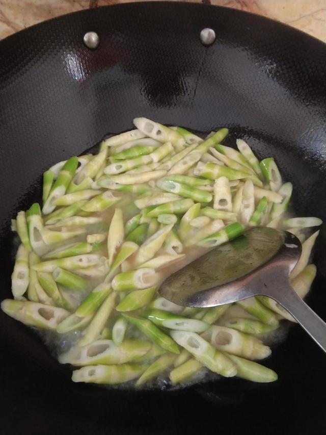 竹笋炒腊肉怎么做好吃窍门，教大家做一道家人都喜欢吃的