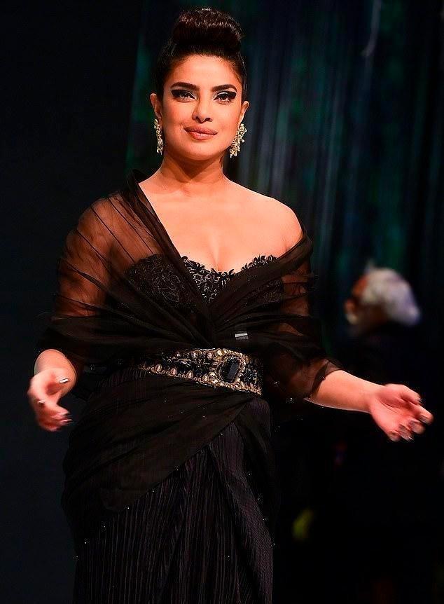 2019年女明星们的红地毯造型，39岁印度国宝级巨星扎丸子头装嫩