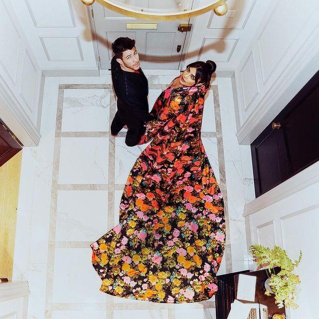 2019年女明星们的红地毯造型，39岁印度国宝级巨星扎丸子头装嫩