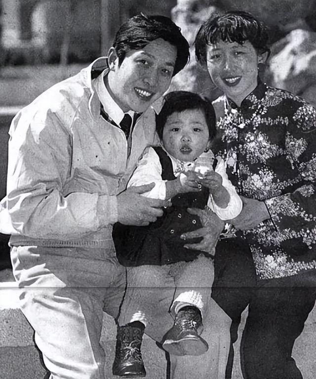 唐国强的妻子是谁，唐国强两段婚姻（唐国强前妻和现任是谁）