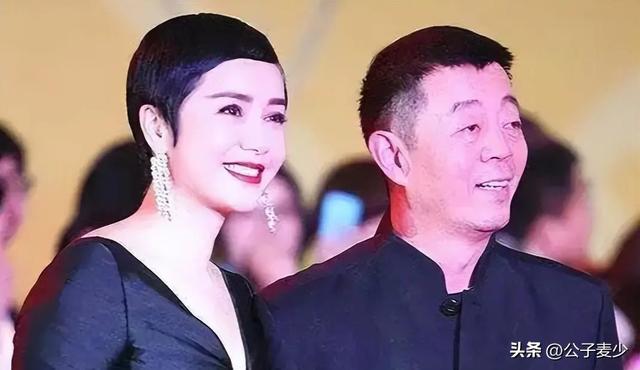 顾长卫张静初关系，曝蒋雯丽包养2名男大学生