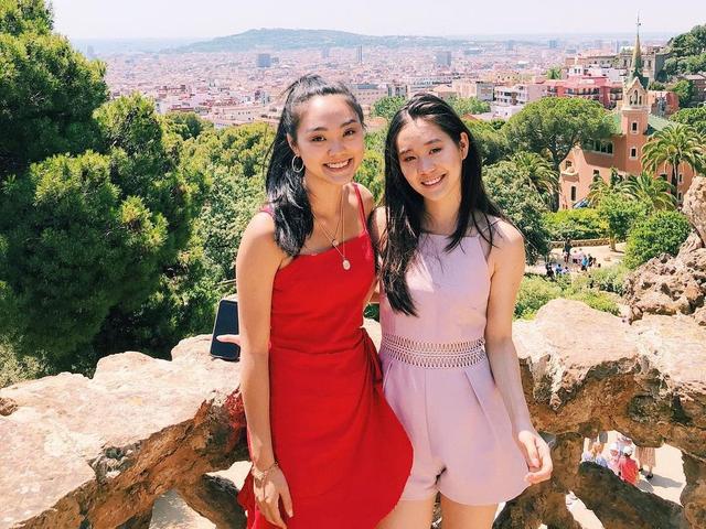 利智和李连杰全家照，李连杰俩女儿回新加坡过节