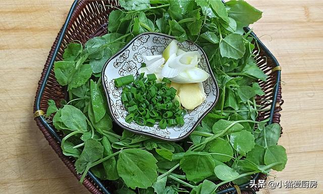 配上鲜嫩的豌豆尖烧成汤，豌豆尖汤怎么烧才爽口