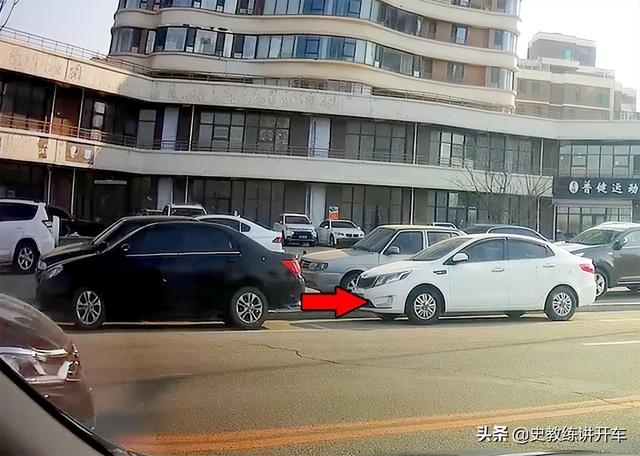 可视倒车雷达如何判断宽度距离，倒车影像的黄红绿线是什么意思