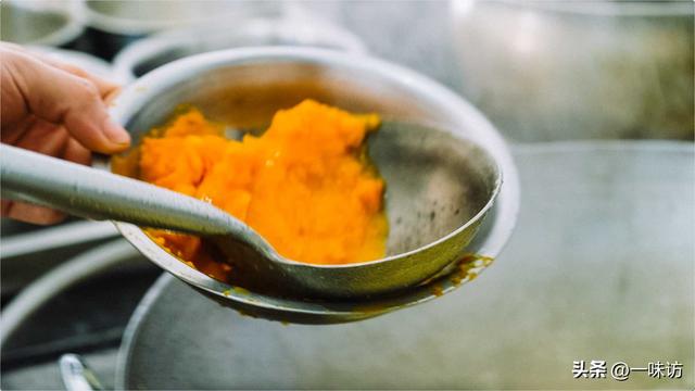 酥肉汤里配什么菜，北方小酥肉可以做汤的做法（冬天吃酥肉的正确方法）