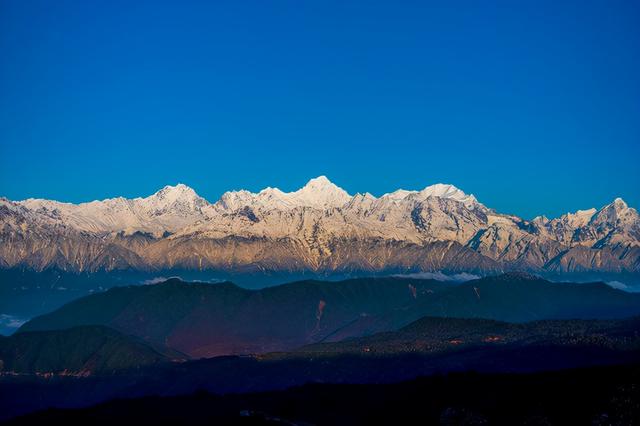 贡嘎雪山主峰，屹立于众峰之巅