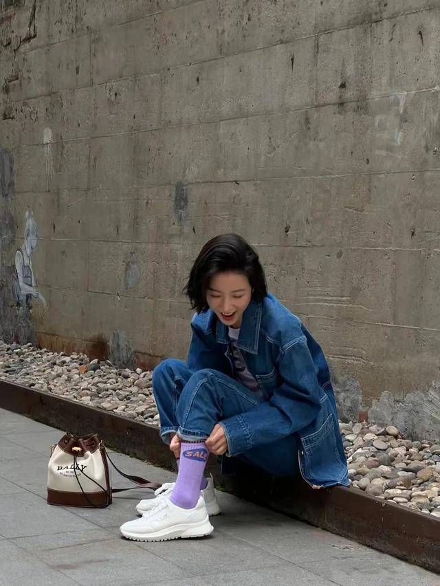 34岁杨幂近照显疲态，次次艳压00后小花