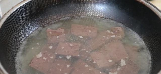 猪血怎么炒才嫩又烂，出锅又香又嫩还不腥