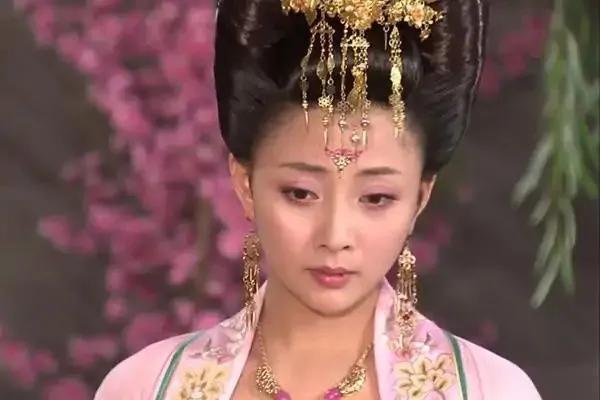 马嵬坡杨贵妃之死，安史之乱杨贵妃下场
