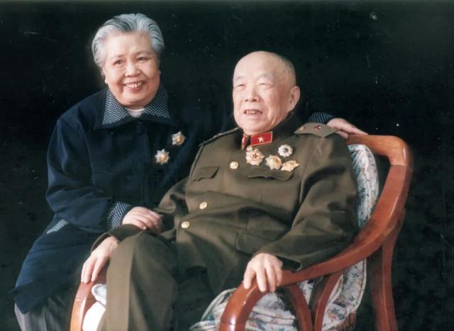 卫国戍边英雄事迹国防部，百万国人祭奠卫国戍边英烈肖思远