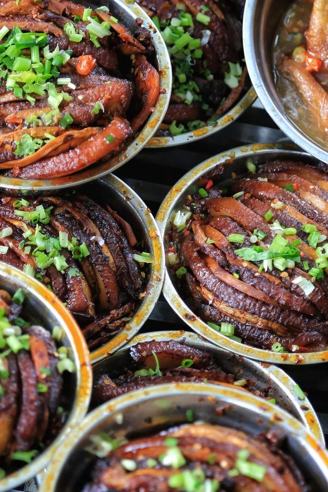 扣肉是哪里的菜，扣肉哪个城市最好吃最有名（为什么芋头会成为“扣肉”这道广东传统名菜中必备的搭配）