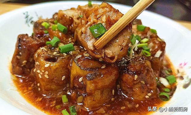 脆皮茄子卷的做法，裹上一层熬好的热汁