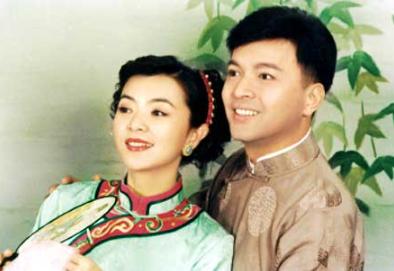 周润发现在的真实现状，晨跑时热情地给考生加油