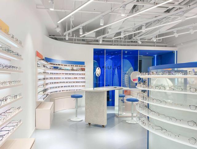 开眼镜店赚钱吗，眼镜行业真实现状（为了生存选择开起眼镜店）