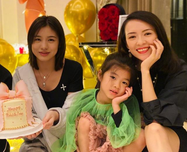 章子怡与小苹果感情亲密，章子怡带小苹果逛街被偶遇