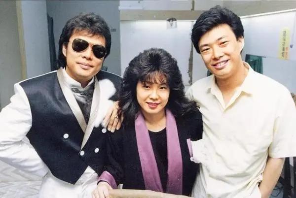 现在小哥费玉清过得怎么样，64岁的费玉清退出神坛