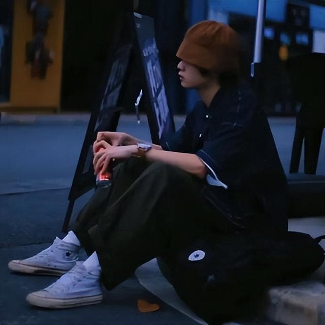 高冷男神必备头像背影小学生，青春满满的孤独感少男头像