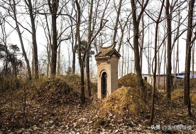 风水学屋前屋后有坟，俗话说“宅前有庙后有坟