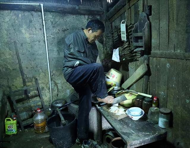 97岁驼背老人现状，97岁杨振宁携妻子出行