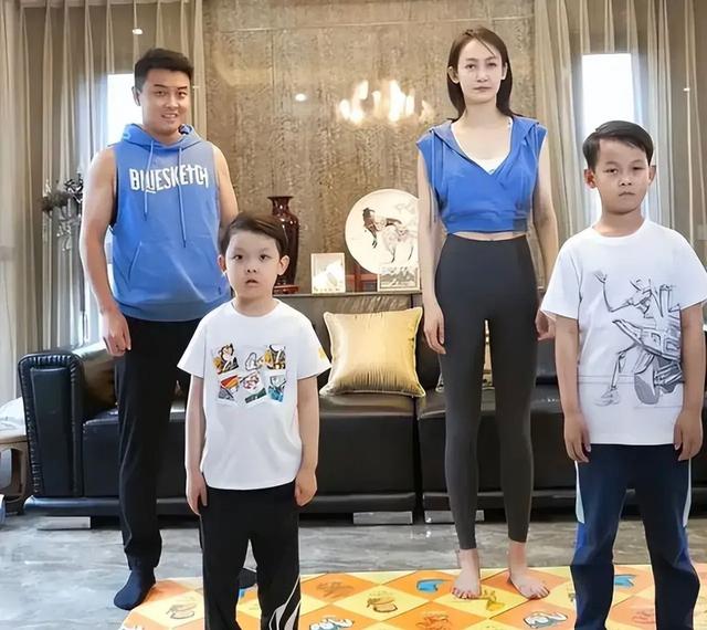 王皓一家四口同框，王皓现在和他妻子怎么样了