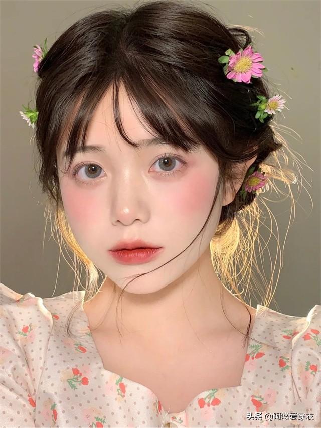 女生化妆精致还是自然好，“长期素颜”和“长期化妆”的女生