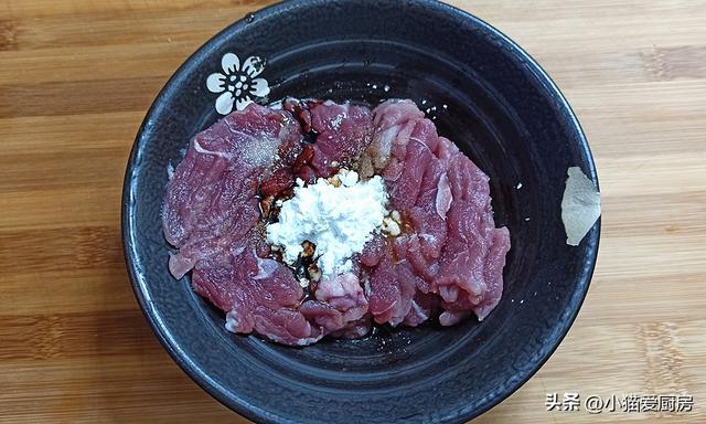 青椒炒豆芽做法教程，1把豆芽和猪肉这样简单一炒