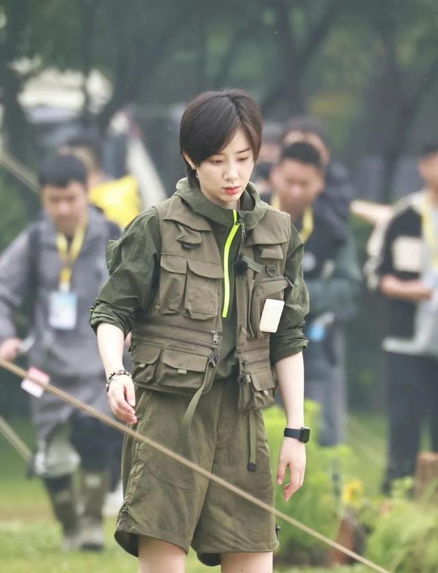 34岁杨幂近照显疲态，次次艳压00后小花