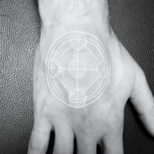 纹身隐形图案，鸽子血不一定能满足你