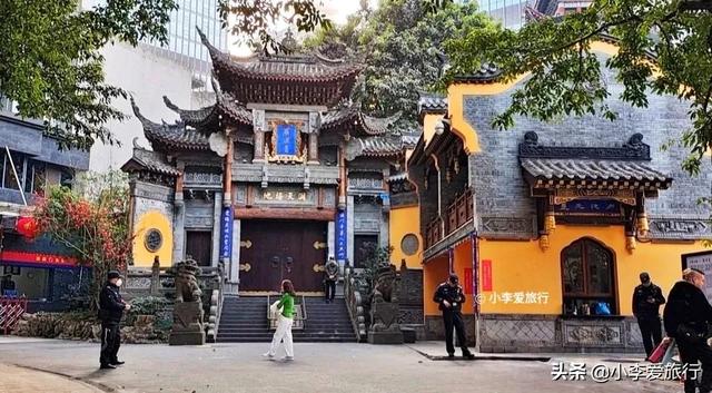 重庆解放碑室内游玩景点，重庆大鹅岭景区游人如织